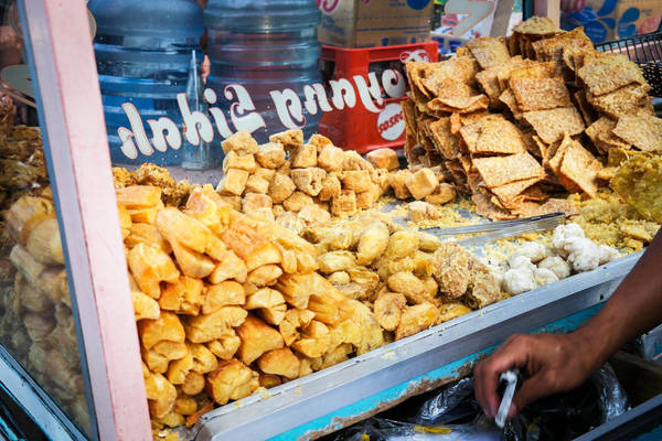 Gorengan món ngon Jakarta: các loại đồ chiên như khoai lang, đậu hũ, chả giò