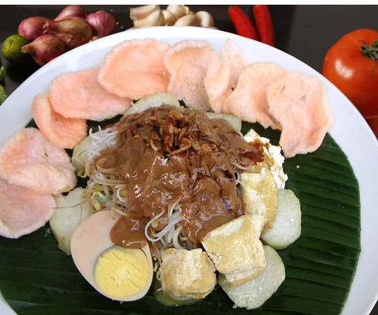Ketoprak món ngon Jakarta: bún, đậu phụ chiên, dưa chuột, ketupat với sốt đậu phộng