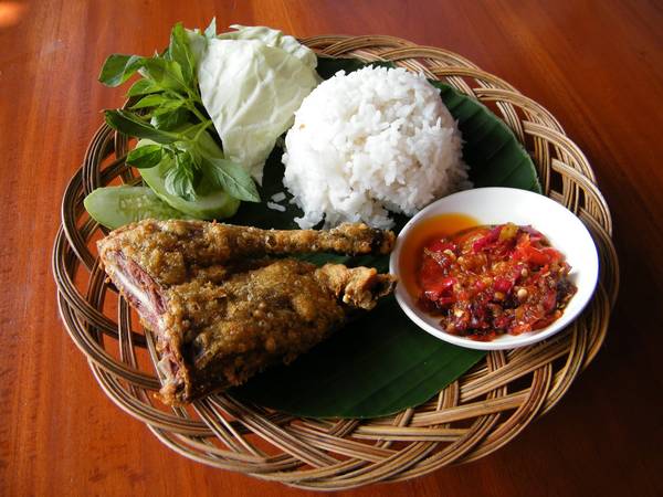 Bebek Goreng món ngon Jakarta: vịt hầm rồi rán giòn với gia vị đặc biệt