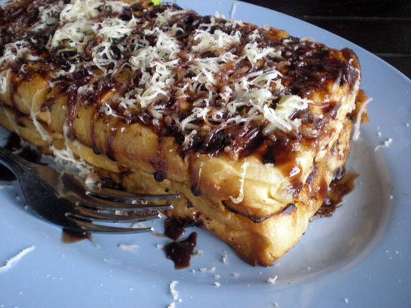 Roti Bakar: Roti Bakar là tên của món bánh mỳ nướng thường được người Indonesia ăn vào các buổi sáng hoặc tráng miệng. Khi thưởng thức món ăn này, du khách có thể thỏa thích chọn lựa các loại nhân bánh như dâu tây, phô mai, chuối, dứa, sôcôla,…