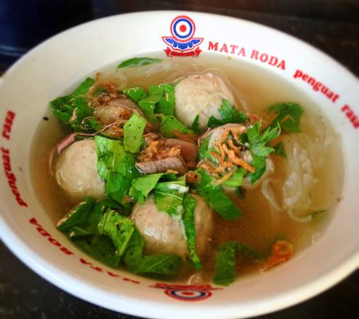 Bakso: Bakso hay còn gọi là Baso là món thịt viên làm từ thịt bò và bột sắn. Món này thường được ăn cùng với bánh mì, bún, rau, đậu hũ và trứng.