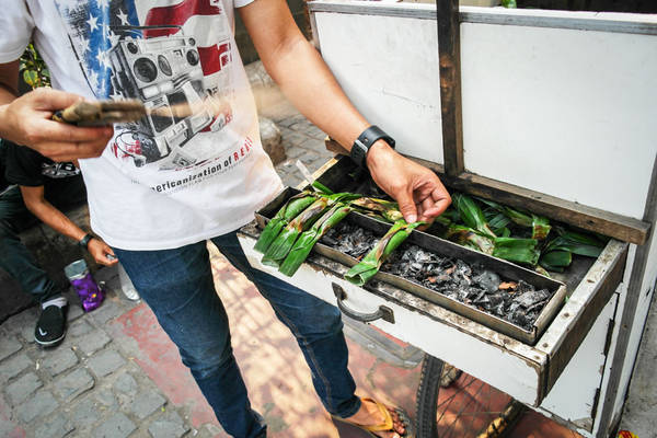 Otak-Otak: Otak otak là một loại bánh cá chiên trộn với nước cốt dừa, ớt, và gia vị được bọc trong lá chuối, và được nướng trên than, đây là một món ăn truyền thống của Indonesia.