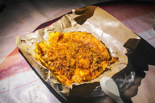Kerak Telor: Món Kerak Telor thường thấy trên những gánh hàng rong ở Indonesia. Nguyên liệu chính của món ăn gồm cơm nếp chiên cùng tôm nướng, dừa và hành.