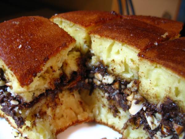 Martabak Manis: Đây loại bánh mà bạn có thể mua ở bất cứ hàng quán nào trên các đường phố ở Jakarta, vỏ bánh mềm xốp còn nhân là bất cứ thứ gì ngọt mà bạn muốn như chocolate, đậu phộng, chuối, pho mát.
