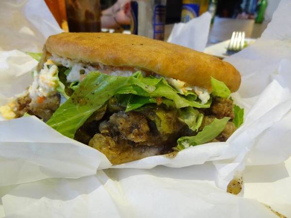 Bánh mì thịt cá mập - đặc sản địa phương Trinidad