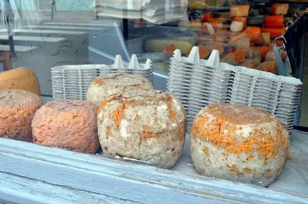 Mimolette - đặc sản địa phương phô mai lên men truyền thống Pháp