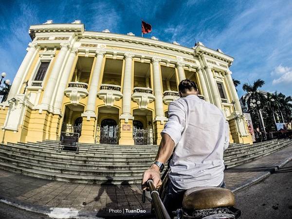 Nhà hát lớn Hà Nội: Công trình được người Pháp khởi công xây dựng năm 1901 và hoàn thành năm 1911. Đây là một trong những địa điểm thăm quan nổi tiếng tại thủ đô. Tôi thích nhất là ngồi ở hiên nhà hát lớn vào buổi đêm, nghe nhạc và ăn kem Tràng Tiền, ngắm dòng người qua lại.