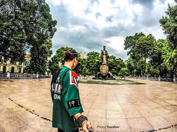 Tượng đài Lý Thái Tổ đặt tại Vườn hoa Chí Linh (là tên gọi khác của Vườn hoa Lý Thái Tổ) - người có công khai lập kinh thành Thăng Long. Vườn hoa nằm trên đường Đinh Tiên Hoàng, quận Hoàn Kiếm, tại trung tâm thủ đô Hà Nội, Việt Nam. Tượng được đúc bằng đồng nguyên khối, vừa được dựng vào năm 2004.
