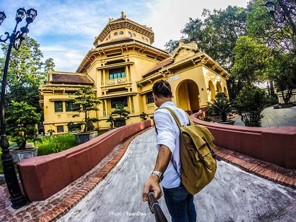 Bảo tàng lịch sử Việt Nam là nơi lưu giữ những hiện vật, phản ánh các nền văn hóa, lịch sử dựng nước và giữ nước của người Việt Nam từ thuở ban đầu khai sáng đến ngày ra đời nước Việt Nam Dân chủ Cộng hòa. Tôi rất thích kiến trúc ở đây, nhưng thú thực chưa vào. Lúc chụp tấm ảnh này đã muộn quá, nên đành hẹn dịp khác.