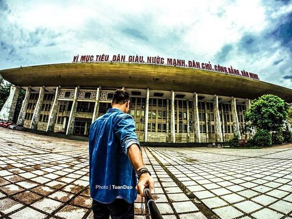 Cung Văn hoá Lao động Hữu nghị nằm tại 91 phố Trần Hưng Đạo, quận Hoàn Kiếm, Hà Nội, là một công trình kiến trúc, văn hóa dành cho các buổi biểu diễn nghệ thuật, các hội nghị khoa học, triển lãm... Công trình được khởi công vào ngày 1/1/1978 trên nền cũ của nhà Đấu Xảo Hà Nội (bị bom phá hủy trong Thế chiến lần thứ 2), tới ngày 1/9/1985 thì hoàn thành. Tôi nhớ nhất những ngày tập nhảy hip hop trên này, chỗ sảnh to có lát đá hoa, tập được một lúc thì bị mấy anh bảo vệ ra đuổi.