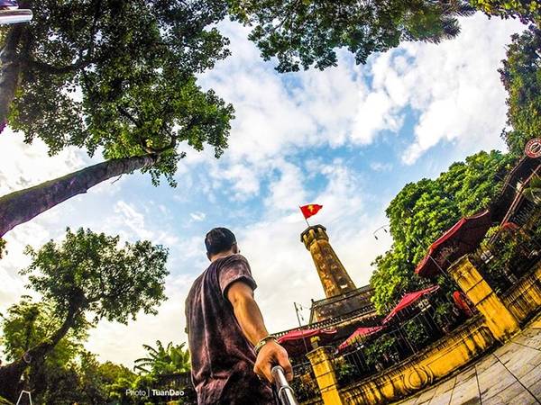 Di tích cột cờ Hà Nội - hay còn gọi Kỳ đài Hà Nội - là một kết cấu dạng tháp được xây dựng cùng thời với thành Hà Nội, dưới triều nhà Nguyễn (bắt đầu năm 1805, hoàn thành năm 1812). Kiến trúc cột cờ bao gồm ba tầng đế và một thân cột, được coi là một trong những biểu tượng của thành phố. Công trình nằm trên mặt đường Điện Biên Phủ - đối diện công viên Lenin và cùng trong khuôn viên Bảo tàng Lịch sử Quân sự Việt Nam.