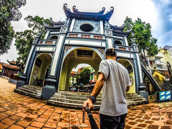 Phủ Tây Hồ nằm trên bán đảo lớn giữa hồ Tây. Phủ thờ Liễu Hạnh công chúa, một nhân vật trong truyền thuyết, và là một trong bốn vị thánh bất tử trong tín ngưỡng của người Việt. Ngày rằm, hay đầu tháng, người dân đến phủ Tây Hồ lễ bái xì xụp. Cảnh chen lấn, xô đẩy, móc túi hò hét diễn ra thường xuyên tại nơi thanh tịnh, khiến mình không bao giờ có ý định đến vào những ngày này .