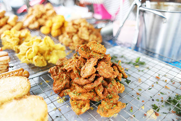 Món ăn đường phố Bangkok - Bánh cá Món ăn đường phố Bangkok - Bánh cá