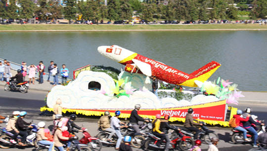 Màn trình diễn độc đáo của VietJetAir chào mừng đường bay mới Vinh – Đà Lạt