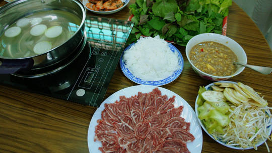 Thưởng thức lẩu bò nhúng dấm tại quán lẩu ngon Hà Nội