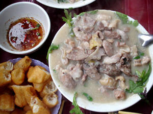 Cháo lòng Ô Quan Chưởng - quán cháo ngon Hà Nội đông khách