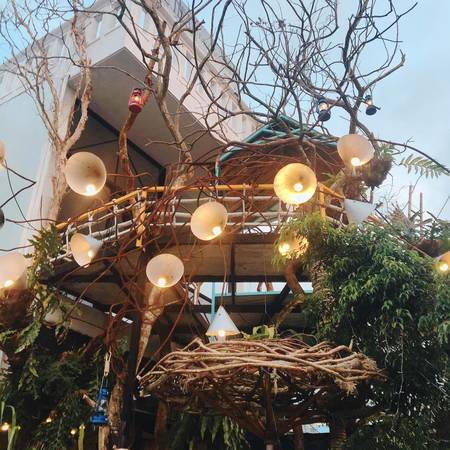 Không gian quán cafe khi du lịch Côn Đảo