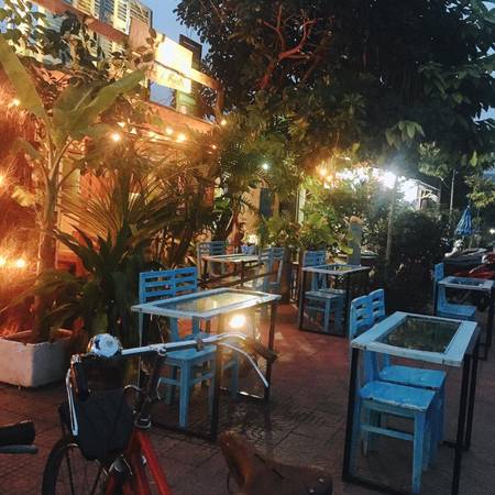 Không gian quán cafe khi du lịch Côn Đảo