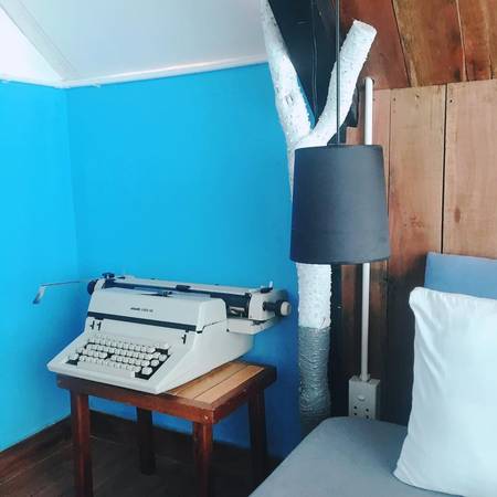 Trong phòng còn có máy soạn thảo văn bản kiểu vintage tại Côn Đảo