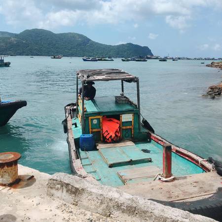 Tàu nhỏ đón bạn ra bè.