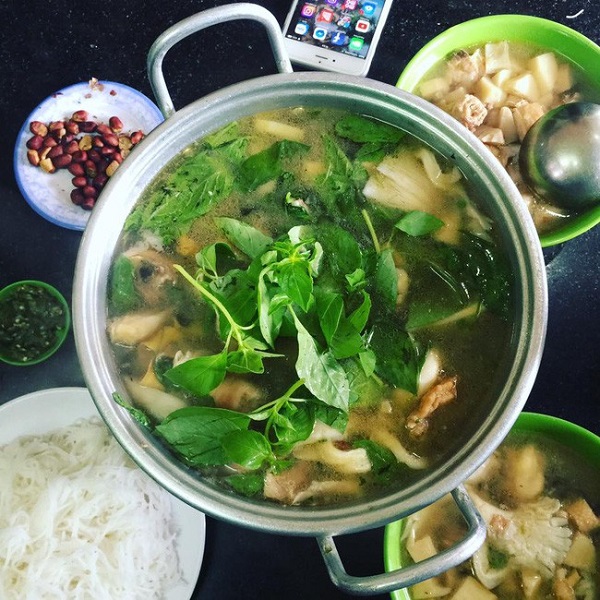 Nguyên liệu tươi cho lẩu gà lá é Đà Lạt tại Tao Ngộ