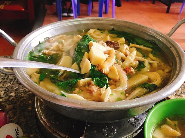 Lá é nhúng lẩu gà lá é Đà Lạt tại Tao Ngộ