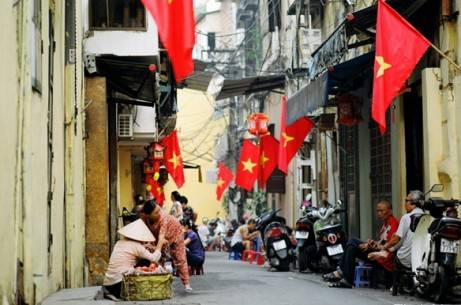 Lá cờ đỏ sao vàng tung bay trên phố phường Hà Nội