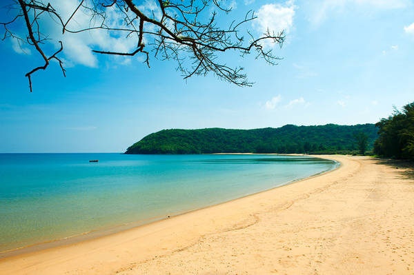 4. Bãi Đầm Trầu – Côn Đảo: Bãi Đầm Trầu đã từng được ví như một dãi lụa vàng thắt ngang tấm thảm xanh, nửa vắt ngang cánh rừng nửa buông xõa trên mặt biển. Một vách đá dựng đứng tôn thêm dáng núi uy nghi, một triền đá thoai thoải trãi dài đến tận mép nước như chào mời thân thiện. Ấn tượng hùng vĩ của thế núi, cảm giác sâu thẳm của biển cả và sắc xanh bất tận là nguồn cảm hứng cho bất cứ ai đến nơi này, ngay cả những du khách khó tính nhất cũng phải thấy mềm lòng. Ảnh: Kyanh-photo