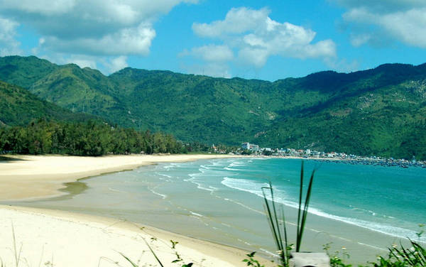 <strong>9. Bãi Đại Lãnh – Khánh Hòa:</strong> Phong cảnh tại Đại Lãnh rất đẹp nhờ thiên nhiên ban tặng một bãi biển cát trắng chảy dài ra xa, có độ thoải lớn nên có thể bơi ra xa, nước biển xanh biếc trong thấy tận đáy, bãi biển hoang sơ sạch sẽ, kế bên đó là một nguồn nước ngọt chảy ra biển quanh năm không cạn. Bãi Đại Lãnh tuy đẹp nhưng có rất ít du khách đến đây tham quan và tắm biển vì chưa có sự đầu tư nơi ăn chốn ở kỹ càng nên thu hút rất ít du khách, nhưng đó chính là điều thú vị của những người yêu cái đẹp hoang sơ và thích yên tĩnh. Ảnh: Phạm Thành Tân