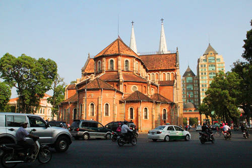 Dòng xe quanh một góc nhà thờ Sài Gòn