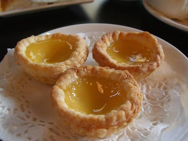 <strong>Egg Tart (Bánh trứng): </strong>Phần nhân ngọt ngào, béo ngậy làm từ trứng và sữa khiến món bánh này được nhiều người yêu thích.