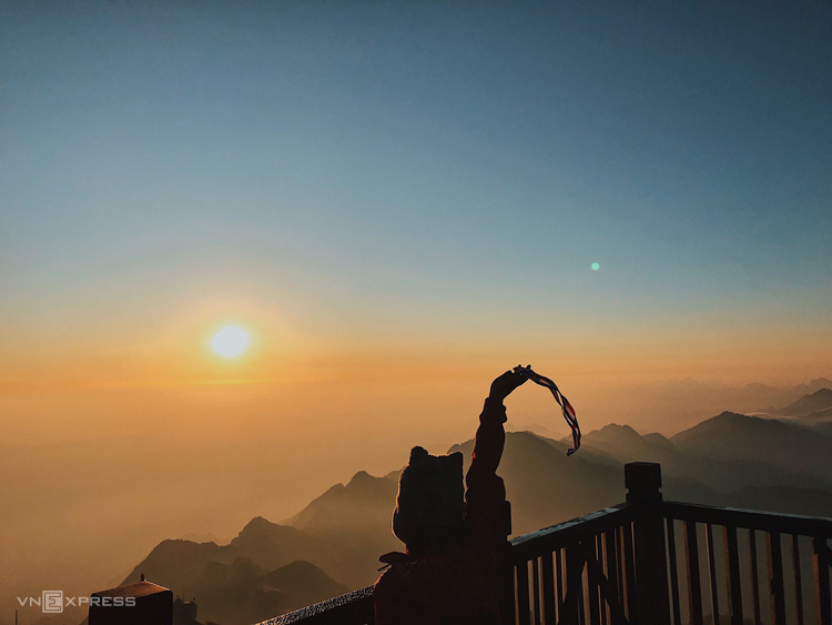 Cảm giác khi nhận huy chương trên đỉnh Fansipan sau trekking Fansipan.