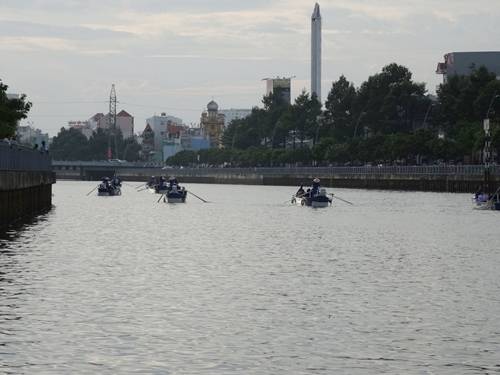 Tour thuyền trên kênh Nhiêu Lộc khi khám phá Sài Gòn