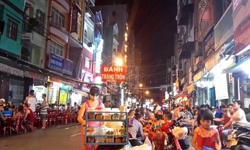 Khu phố Tây Bùi Viện nhộn nhịp khi khám phá Sài Gòn