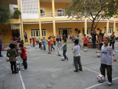 Trẻ em Hà Nội vui chơi đá bóng an toàn