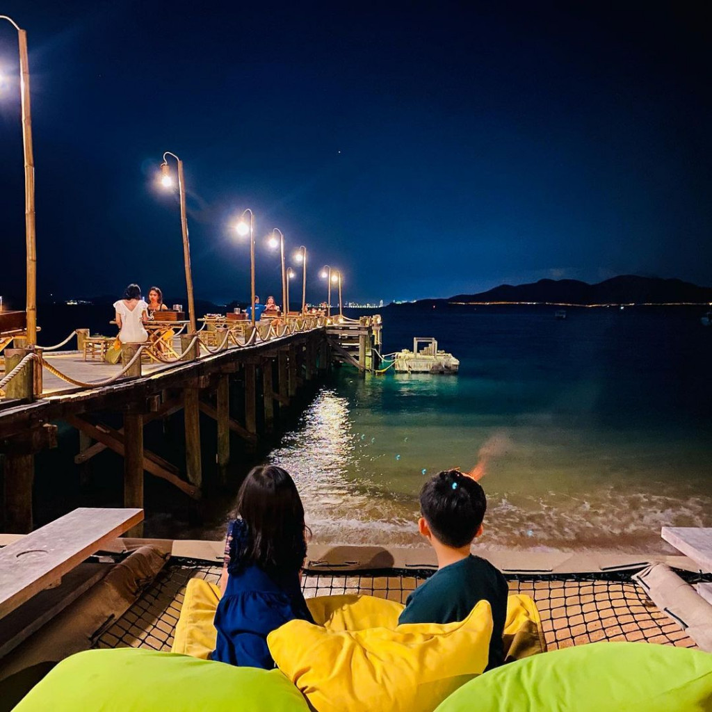 Bữa tối lãng mạn bên bờ biển vịnh Ninh Vân