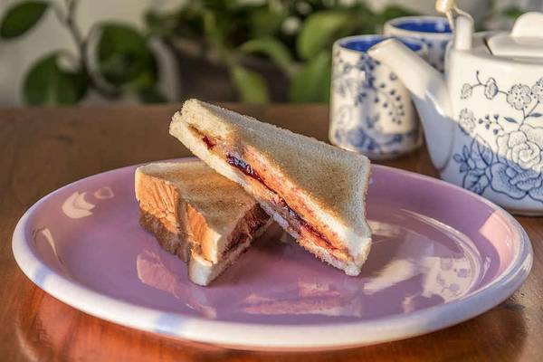 Bánh mì kẹp PB And J bơ đậu phộng kiểu Mỹ