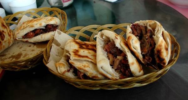 Bánh mì kẹp thịt dê nướng Trung Quốc