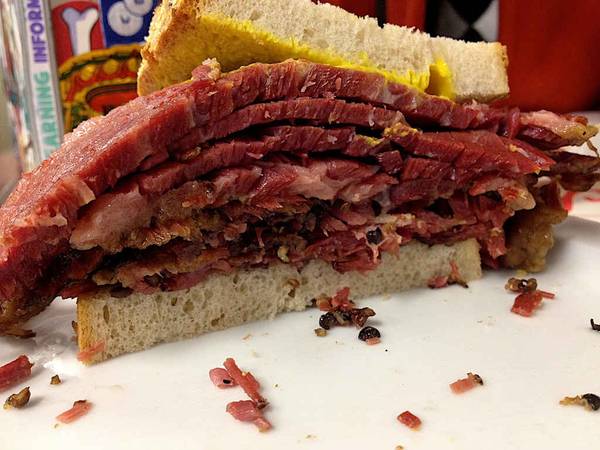 Bánh mì kẹp thịt hun khói Schwartz đặc sản Canada