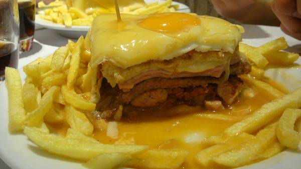 Bánh mì kẹp Francesinha khổng lồ của Bồ Đào Nha