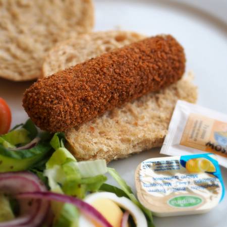 Bánh mì kẹp Broodje Kroket giòn tan từ Hà Lan