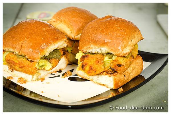 Món bánh mì kẹp chay Vada Pav của Ấn Độ