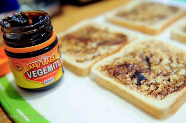 Bánh mì kẹp Vegemite sandwich độc đáo của Úc