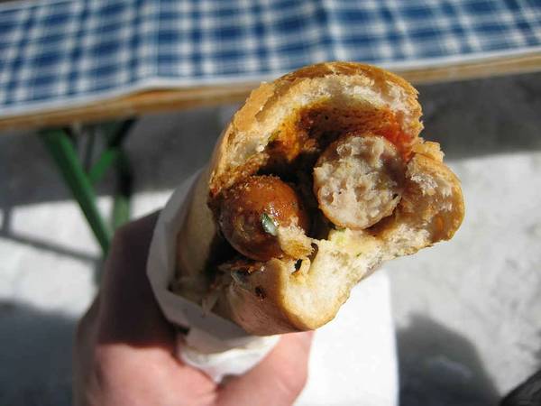 Bánh mì kẹp xúc xích Bosna Wurst kiểu Áo