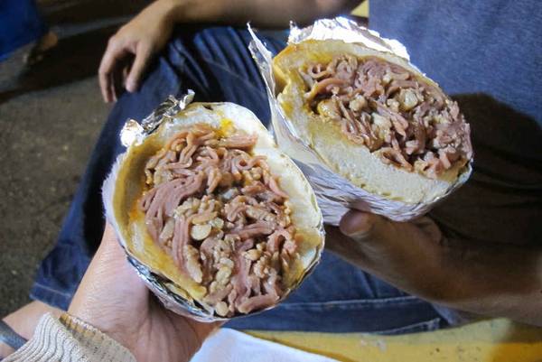 Bánh mì kẹp ba loại thịt Tripleta từ Puerto Rico