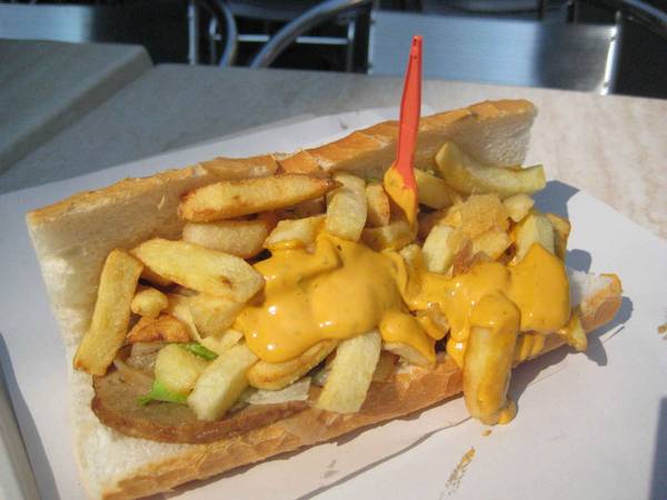 Bánh mì kẹp khoai tây chiên Mitraillette của Bỉ