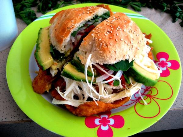 Món bánh mì kẹp Cemita truyền thống Mexico