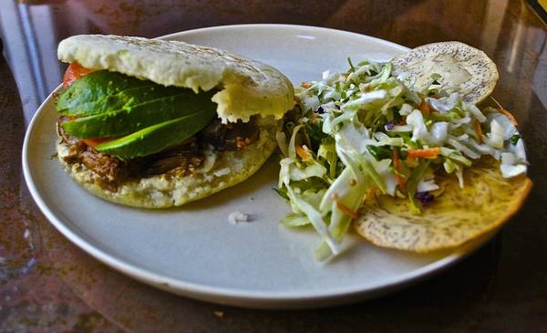 Bánh mì kẹp Arepa thơm ngon từ Venezuela