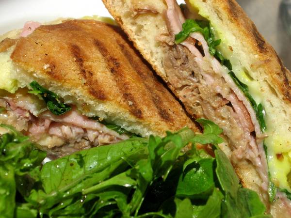 Bánh mì kẹp Medianoche hấp dẫn của Cuba