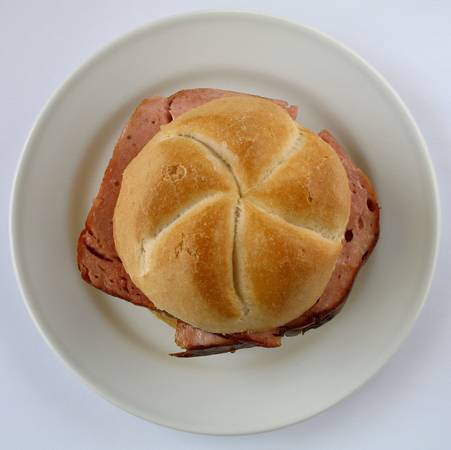 Bánh mì kẹp Leberk Semmel đậm chất Đức